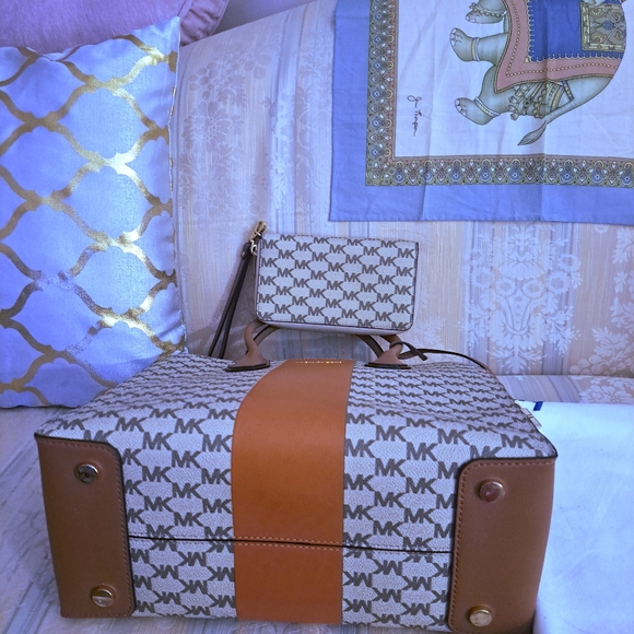 Michael Kors Tan Monogrammed Jacquard XL Mercer Handbag & Matching Wallet - Picture 9 of 13